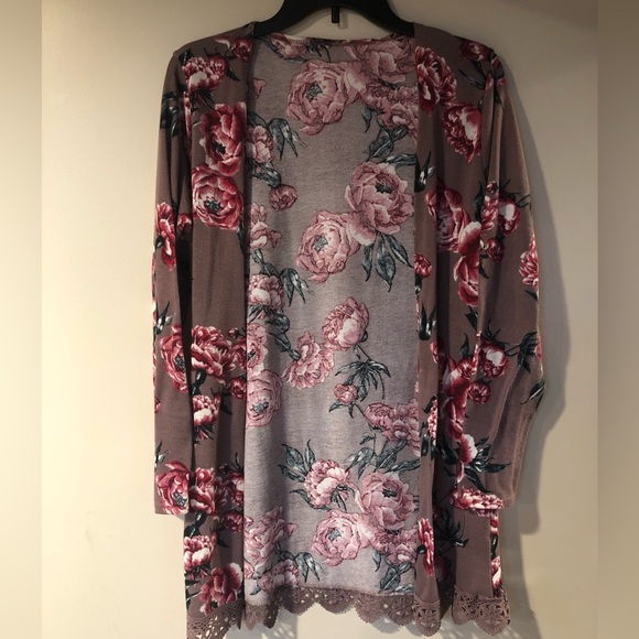 Charlotte Russe Sweaters - 🚨Charlotte Russe Floral Cardigan SIZE: Medium